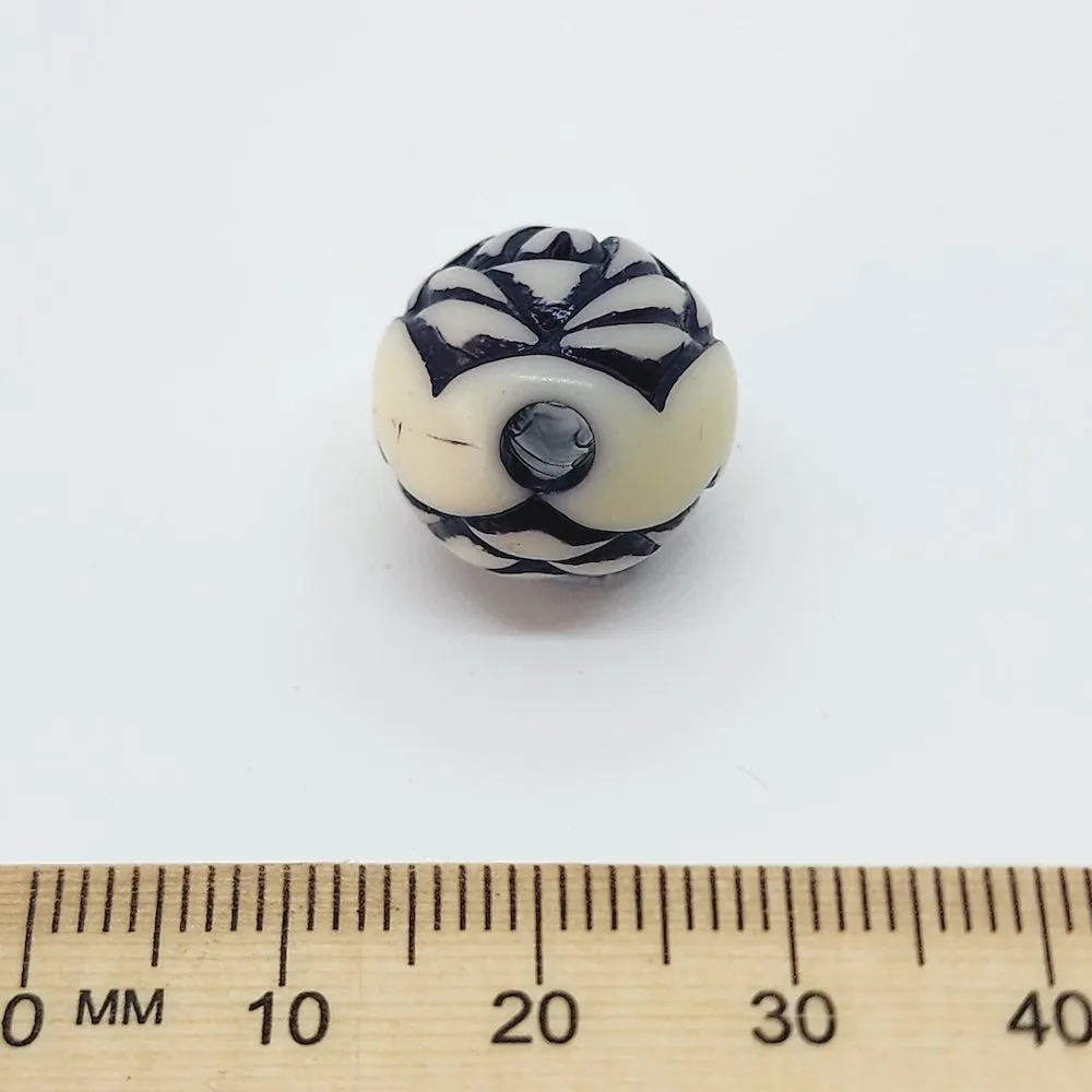 15mm Round Rose (10) - White w. Black - South Western Style Vintage Beads