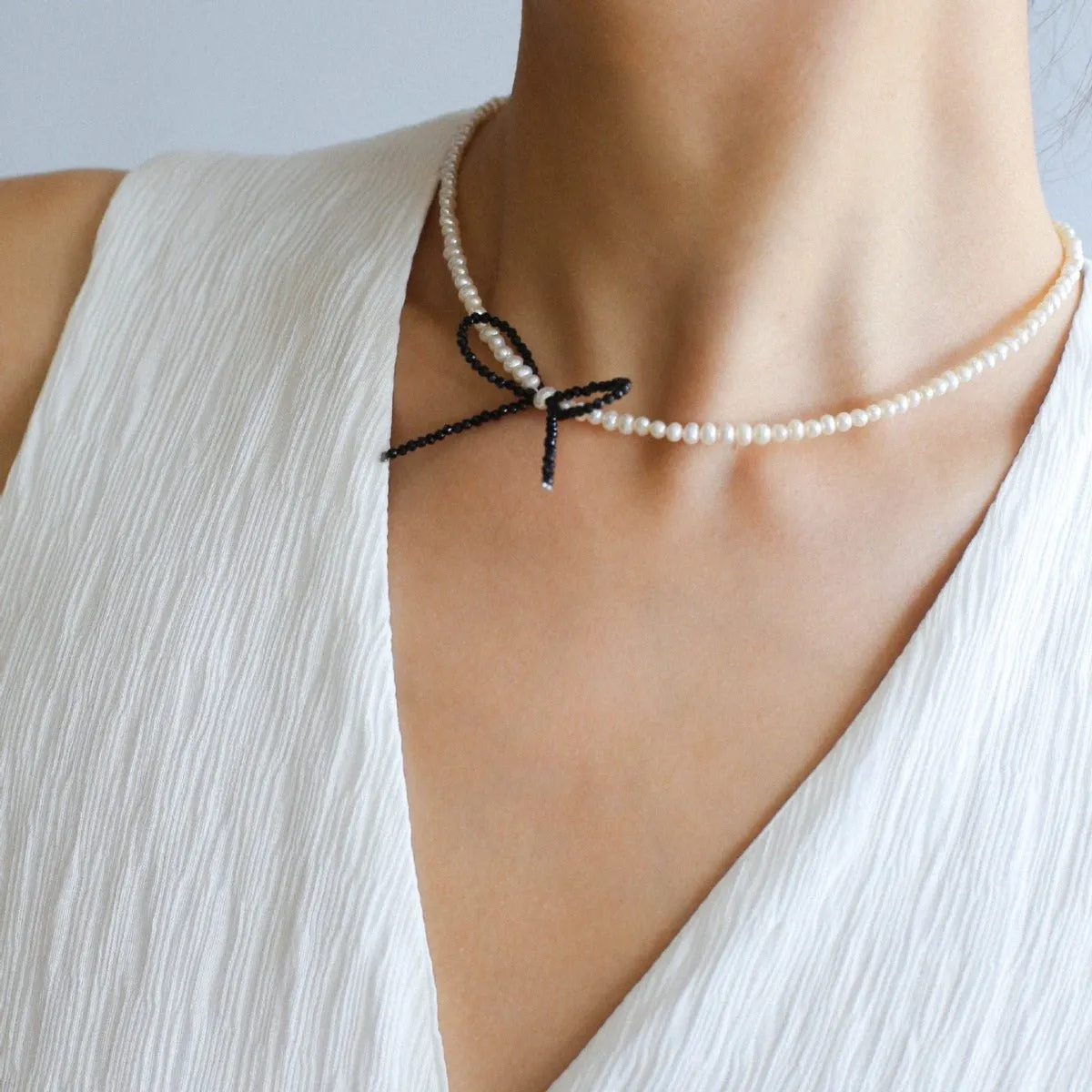 Rice Pearl Clavicle Chain Black Spinel Bow Necklace