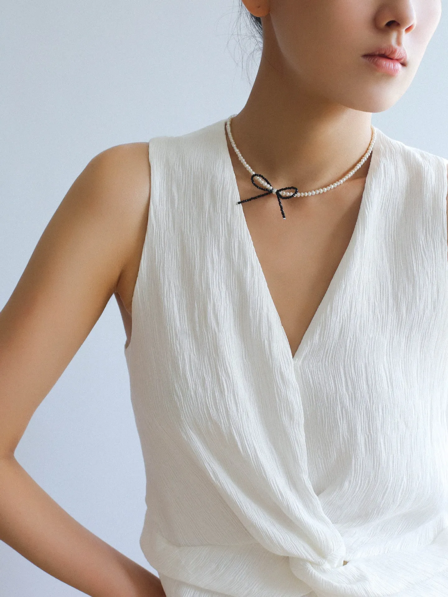 Rice Pearl Clavicle Chain Black Spinel Bow Necklace